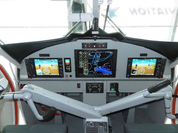 5Les instruments de navigation sont modernisés. En cockpit, la planche de bord apres